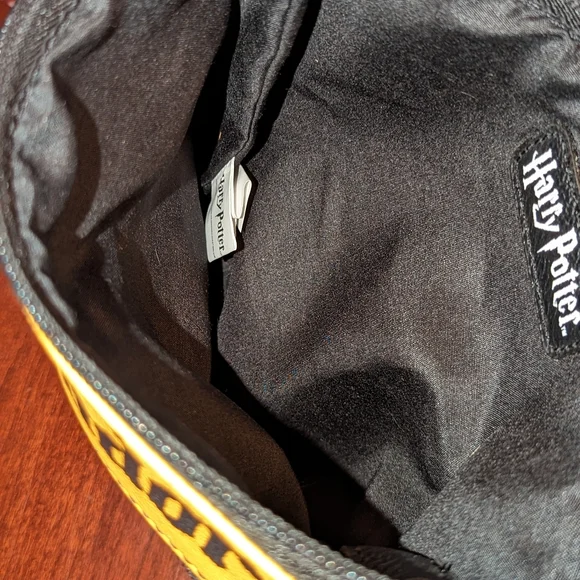 Loungefly Harry Potter Gryffindor cross body bag - Picture 5 of 11